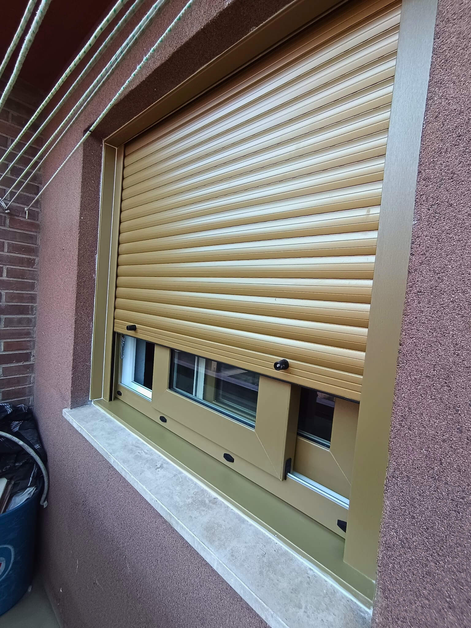 Ventana bicolor exterior