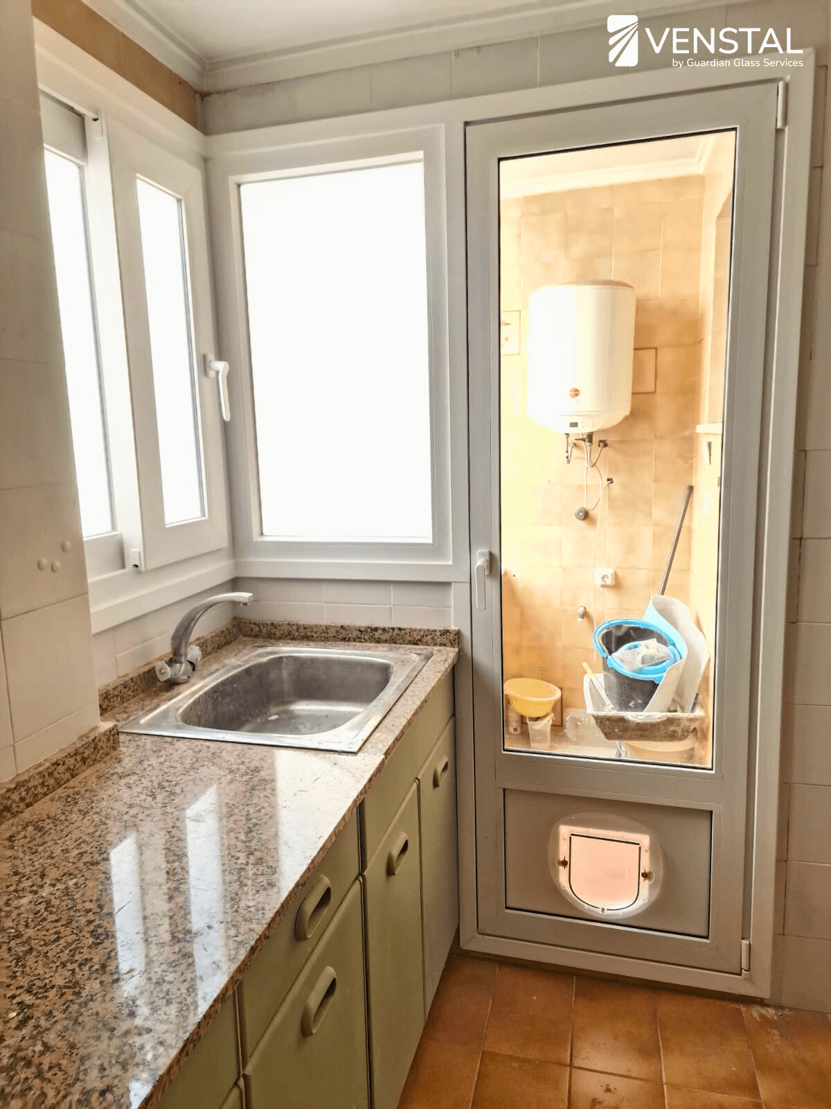 instalación de gatera para puerta